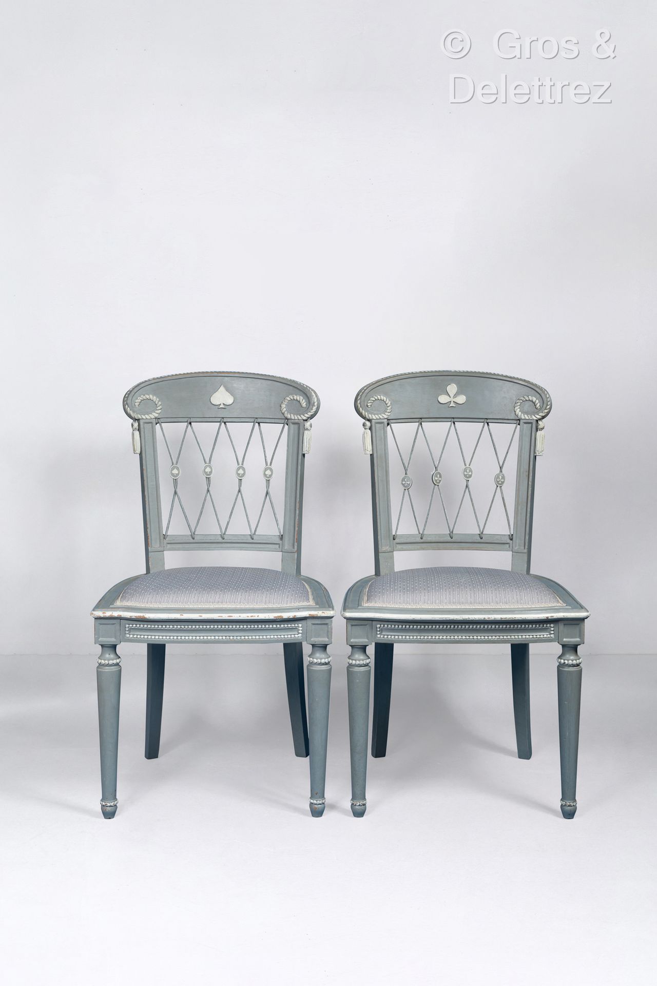 Null 安德烈-格鲁特(1884-1967)
罕见的四套桥椅，浅灰色和白色漆木，装饰有扑克牌图案。背部有椭圆形的带子，上面有彩绘的绳索，在立柱的两侧有凸起的流&hellip;