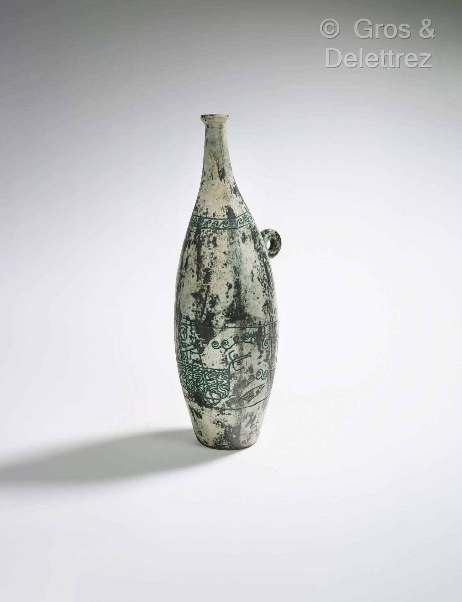 Null 雅克-布林 (1920-1995)
珐琅彩陶瓷花瓶，手柄上装饰着人物的门楣。
已签名。
高39厘米