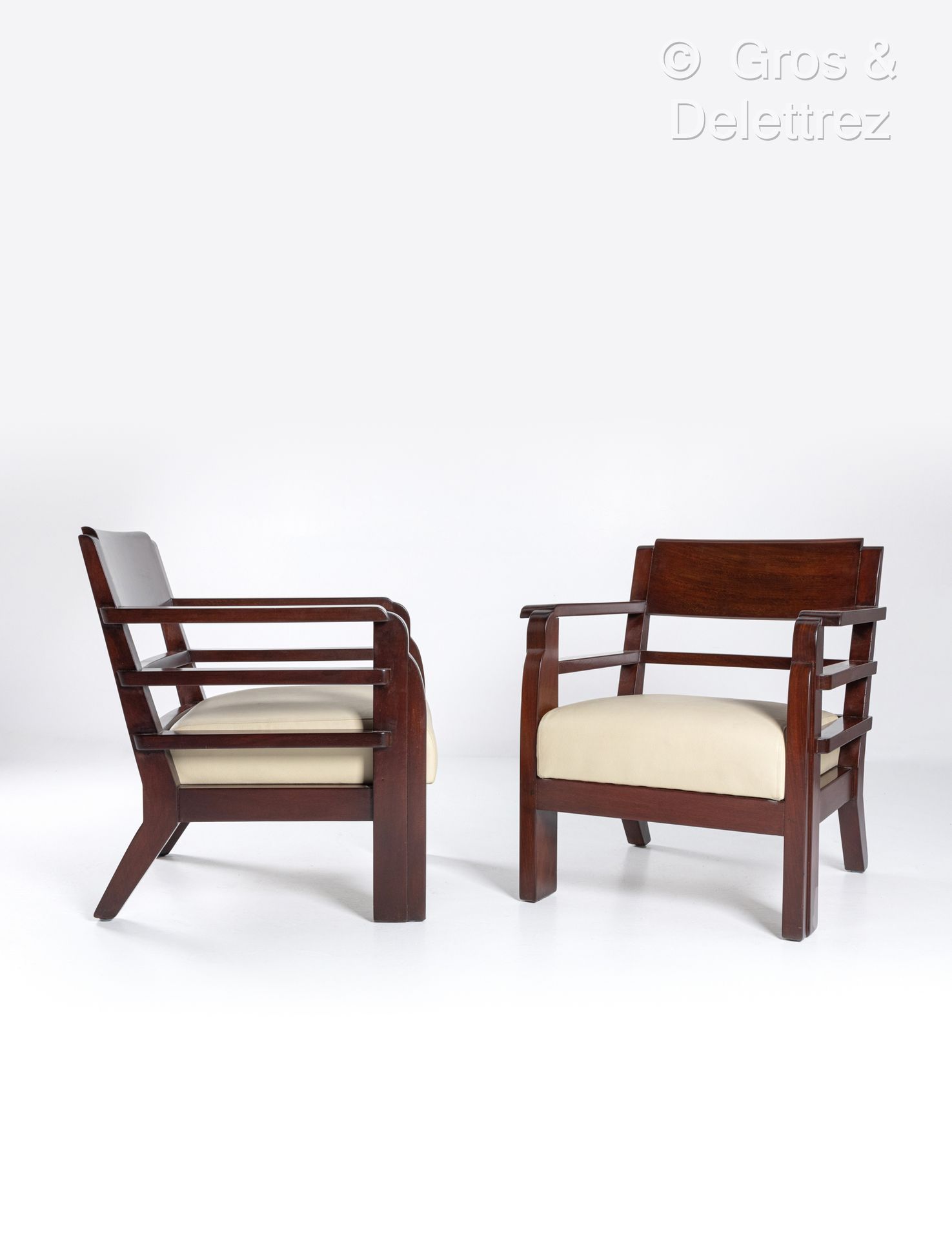 Null 多米尼克宫
安德烈-多明 (1883-1962) 马塞尔-热内维尔 (1885-1967)
一对着色的桃花心木扶手椅，略微弯曲的带状椅背，平坦的扶手和&hellip;