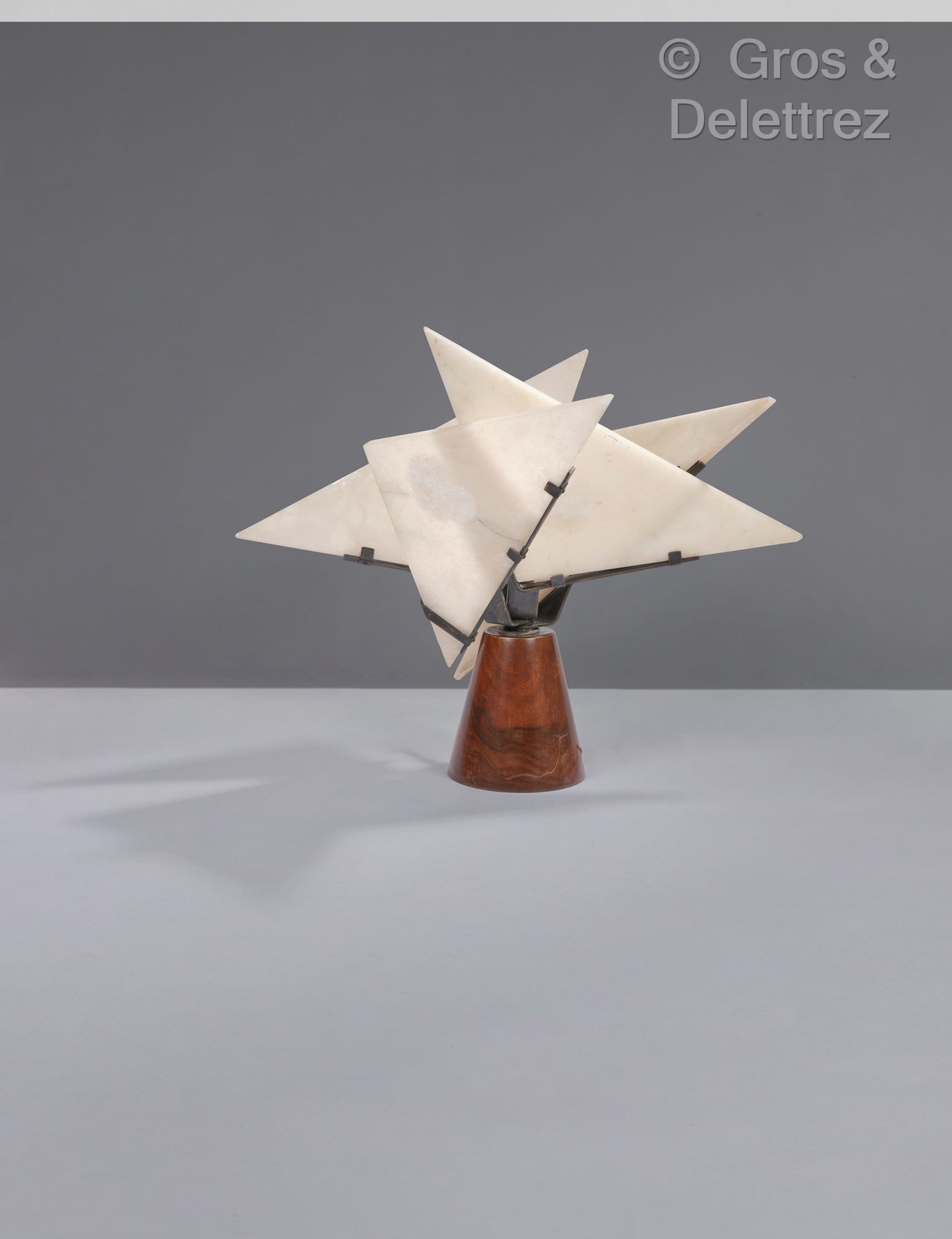 Null 皮埃尔-夏尔(1883-1950)
Petite religieuse "台灯，圆锥形的胡桃木底座，上面有四个三角形的雪花石膏牌，镶嵌在一个黑色的抛光&hellip;