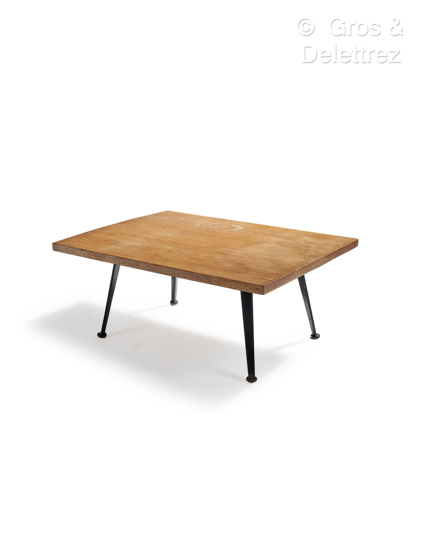 Null Jean PROUVE (1901-1984)
Couchtisch, rechteckige Tischplatte aus Eiche auf v&hellip;