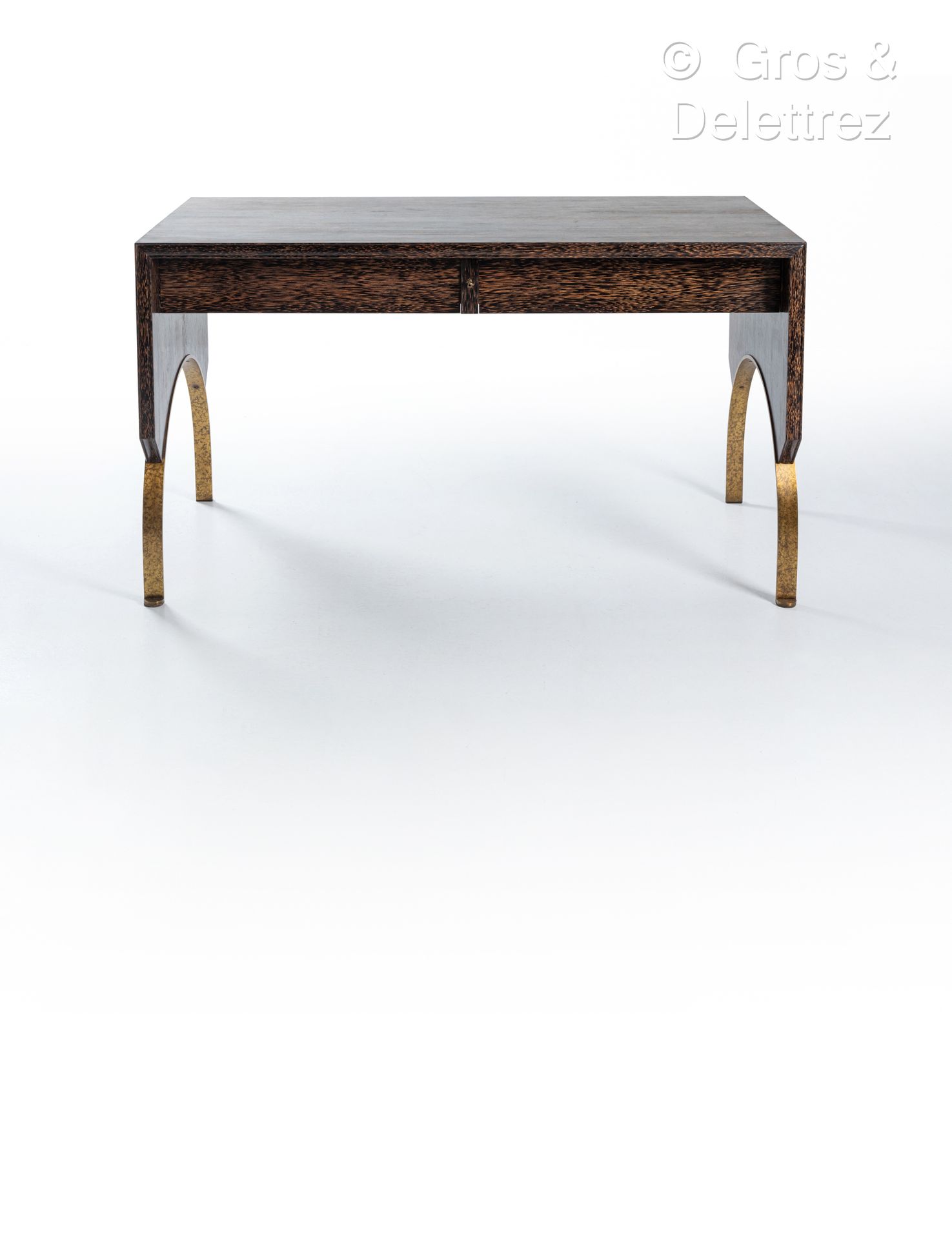Null 欧仁-普林兹 (1889-1948)
棕榈木皮书桌，长方形顶部在腰部打开，有两个凹陷的抽屉。它靠在两块实心板上，上面装饰着一个由海绵氧化的黄铜条组成的&hellip;