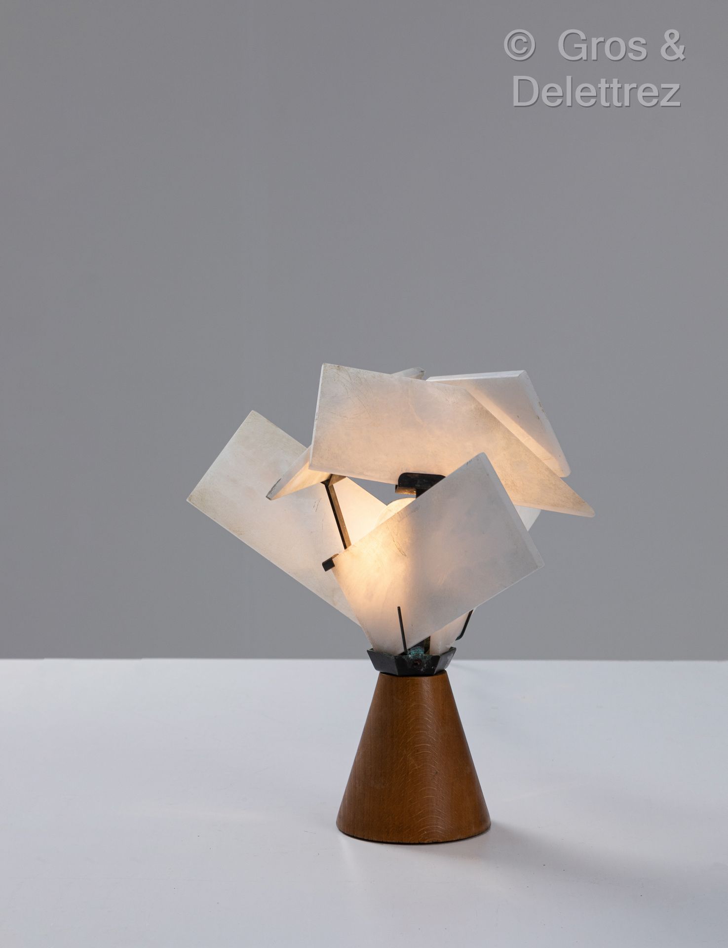 Null Pierre CHAREAU (1883-1950)
Rara lámpara de mesa modelo "Elytre" o variante &hellip;