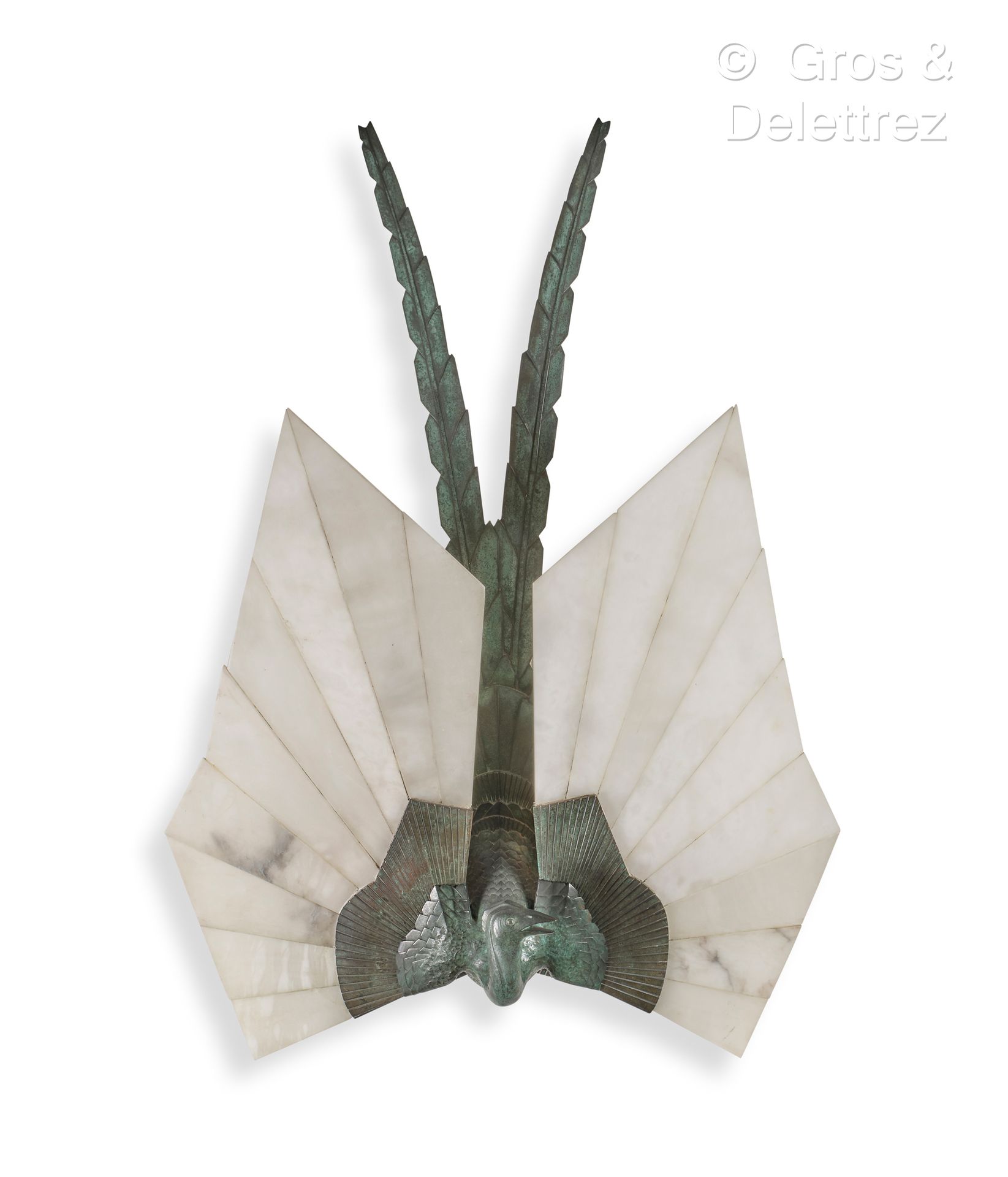 Null 阿尔伯特-谢里特(1884-1966)
 "阿古斯"。
这是一个特殊的壁灯，采用精细的铜雕，带有细微的古绿色铜锈。它描绘了一只风格化的天堂鸟，伸出的翅&hellip;