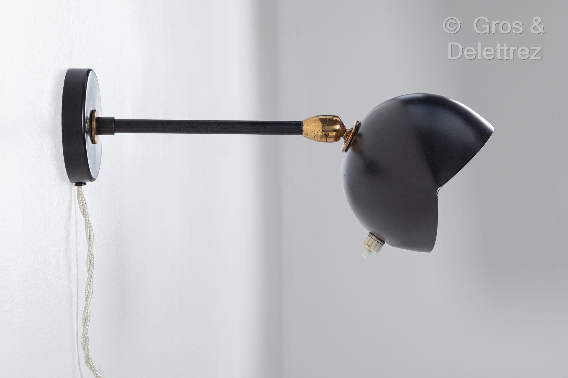 Null 谢尔盖-穆伊尔(1922-1988)
壁灯，"OEil "模型，黑漆金属板，有一个熏黑的管状臂和可旋转的锥形反射器。奶油电木旋钮。
创建于1956年。&hellip;