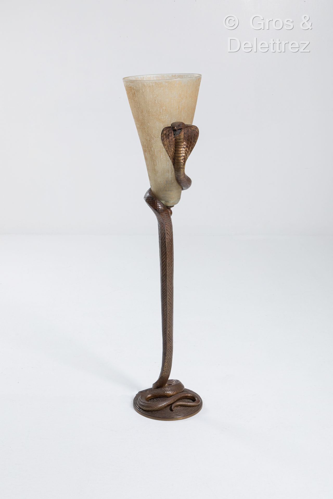 Null 埃德加-布兰特（1880-1960）和道姆
 "眼镜蛇"。
大型青铜灯，带有棕色的铜锈，描绘了一条盘绕的蛇，站在一个带有仿蛇皮装饰的圆形柳条基座上，围&hellip;