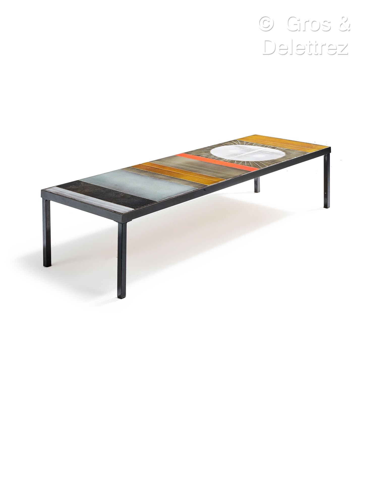 Null 罗杰-卡普隆(1922-2006)
Soleil "咖啡桌，釉面陶瓷砖的长方形桌面，黑色漆面金属底座。
已签名。
大约在1960年。
高：30厘米/宽&hellip;