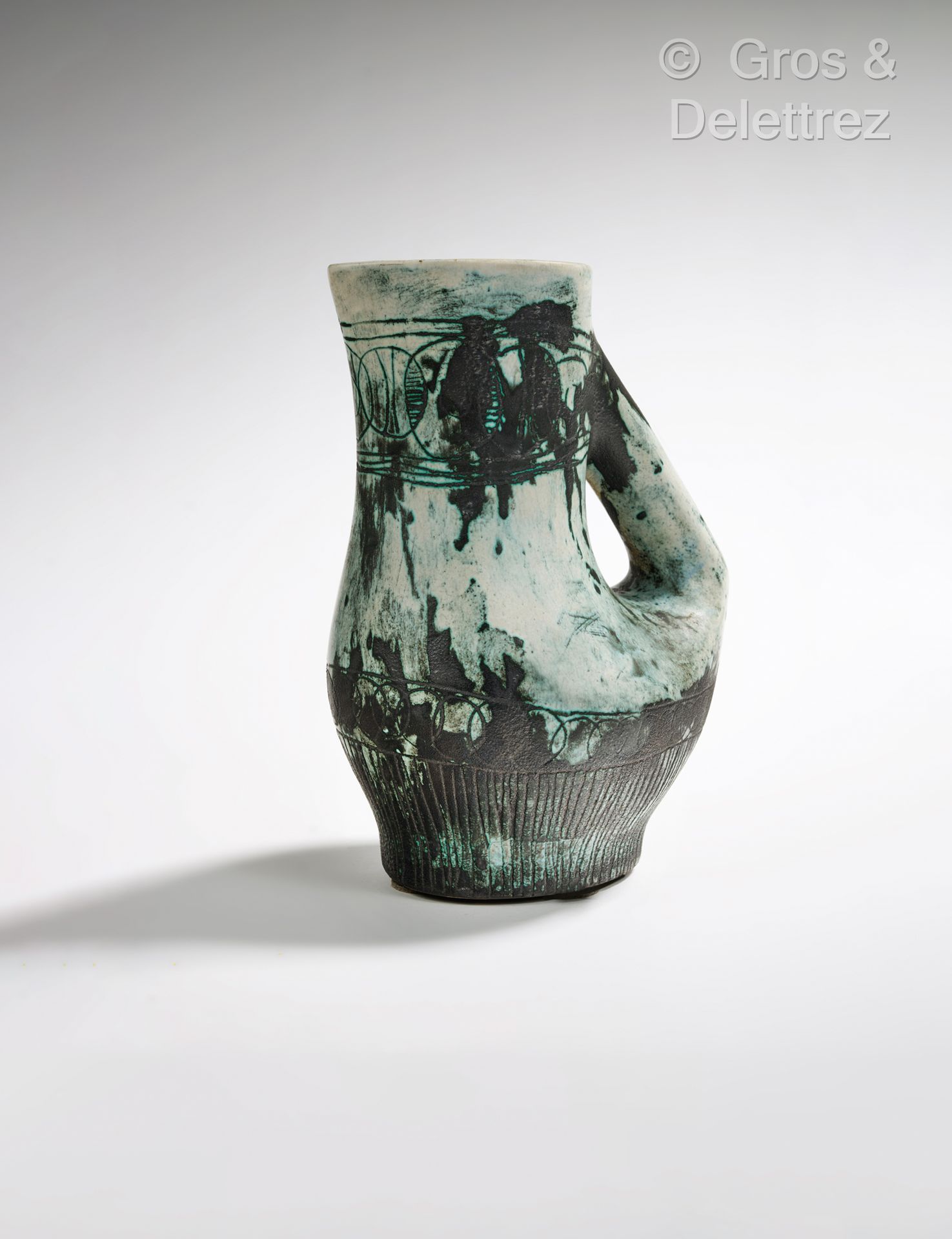Null 雅克-布林 (1920-1995)
釉面陶瓷壶，有两个几何楣。
签名为 "Jblin"。
大约在1960年。
高24厘米