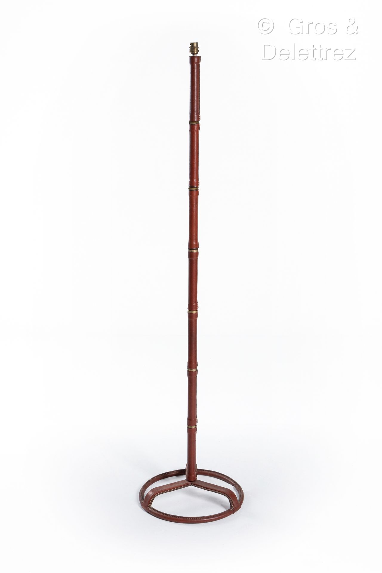 Null 雅克-阿德内(1900-1984)
落地灯，管状轴完全由红色皮革护套，马鞍缝制，点缀有镀金铜环。
大约在1950-1960年。
高度：147.5厘米