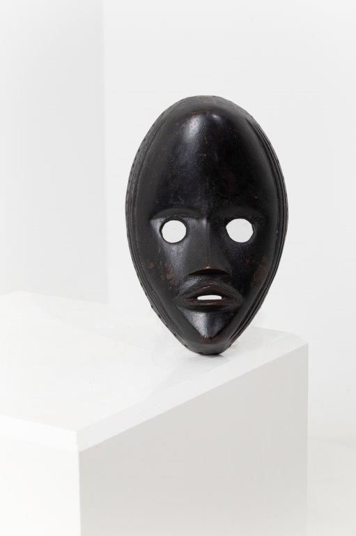Null Gunye Ge面具。
丹族，象牙海岸。
木质，有黑色铜锈。
高：23厘米 - 宽：15厘米

出处： 
私人收藏，土伦