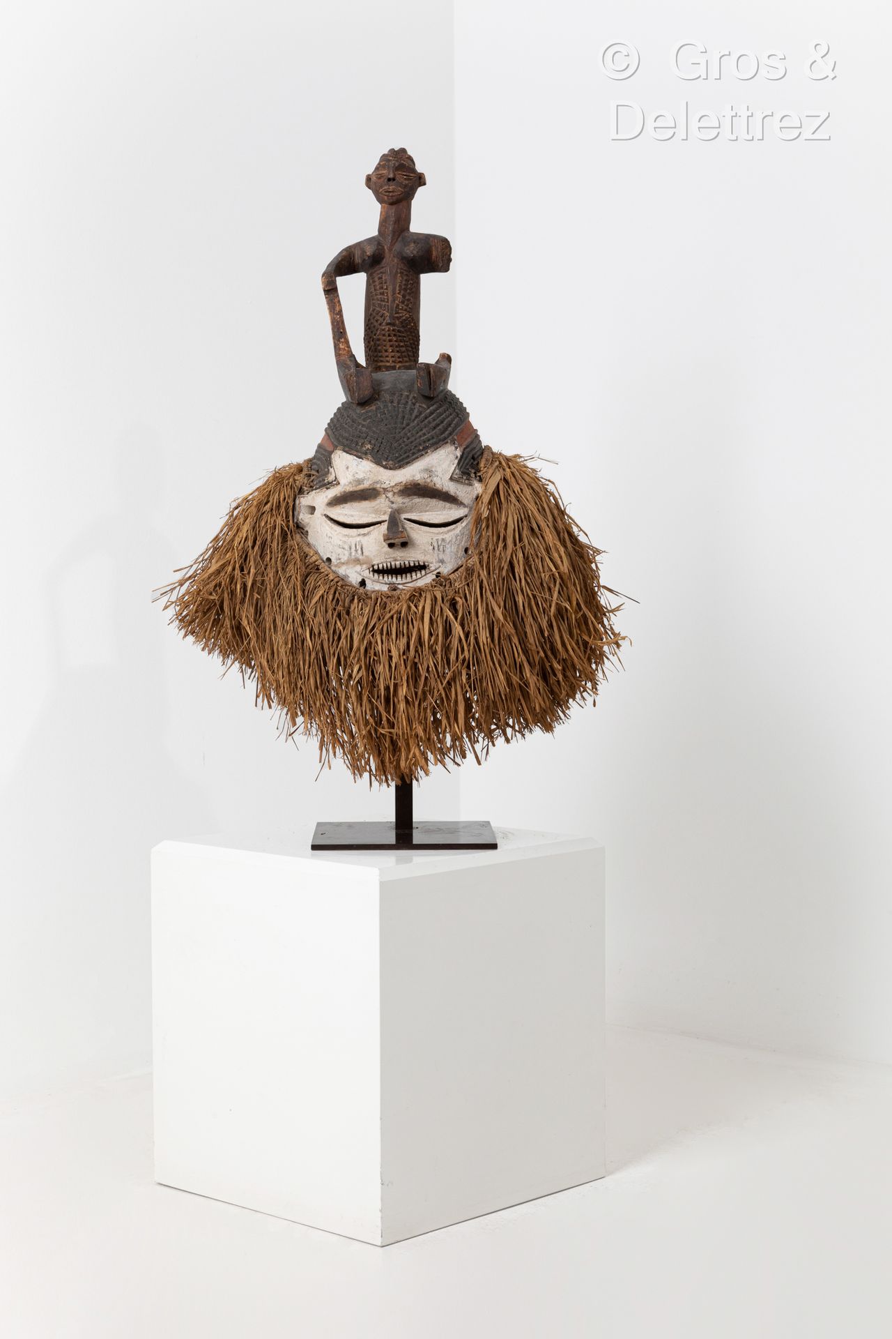 Null *面具。
苏库人，刚果民主共和国。
19世纪末-20世纪初。
木材，颜料，高岭土，酒椰树。
高度：73厘米

出处：
私人收藏，布鲁塞尔