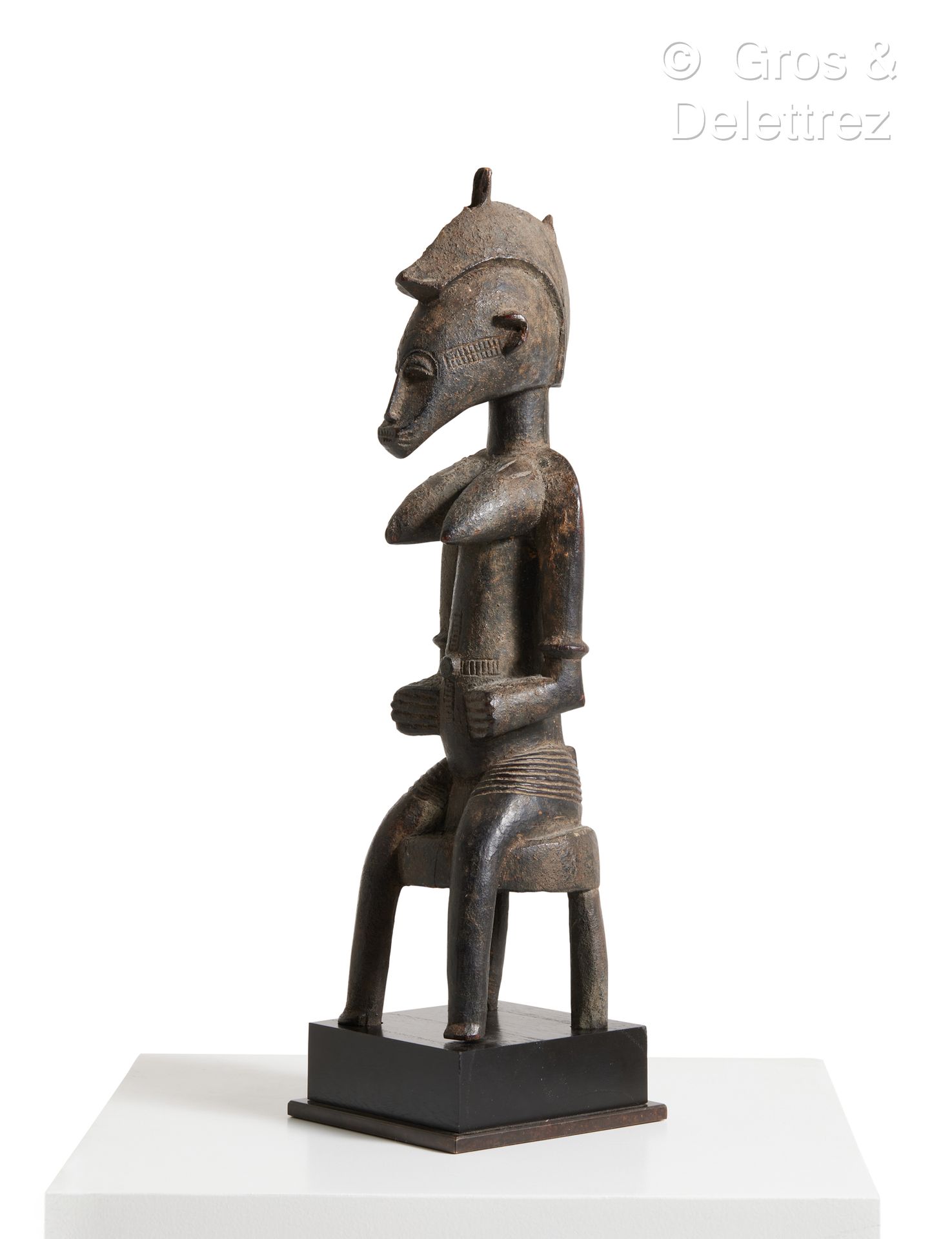 Null Tugubele占卜雕像。
Sénoufo人，Sandogo社会。象牙海岸。
19世纪
 19世纪。
木头上有一层结皮的铜锈。
高度：34厘米


出&hellip;