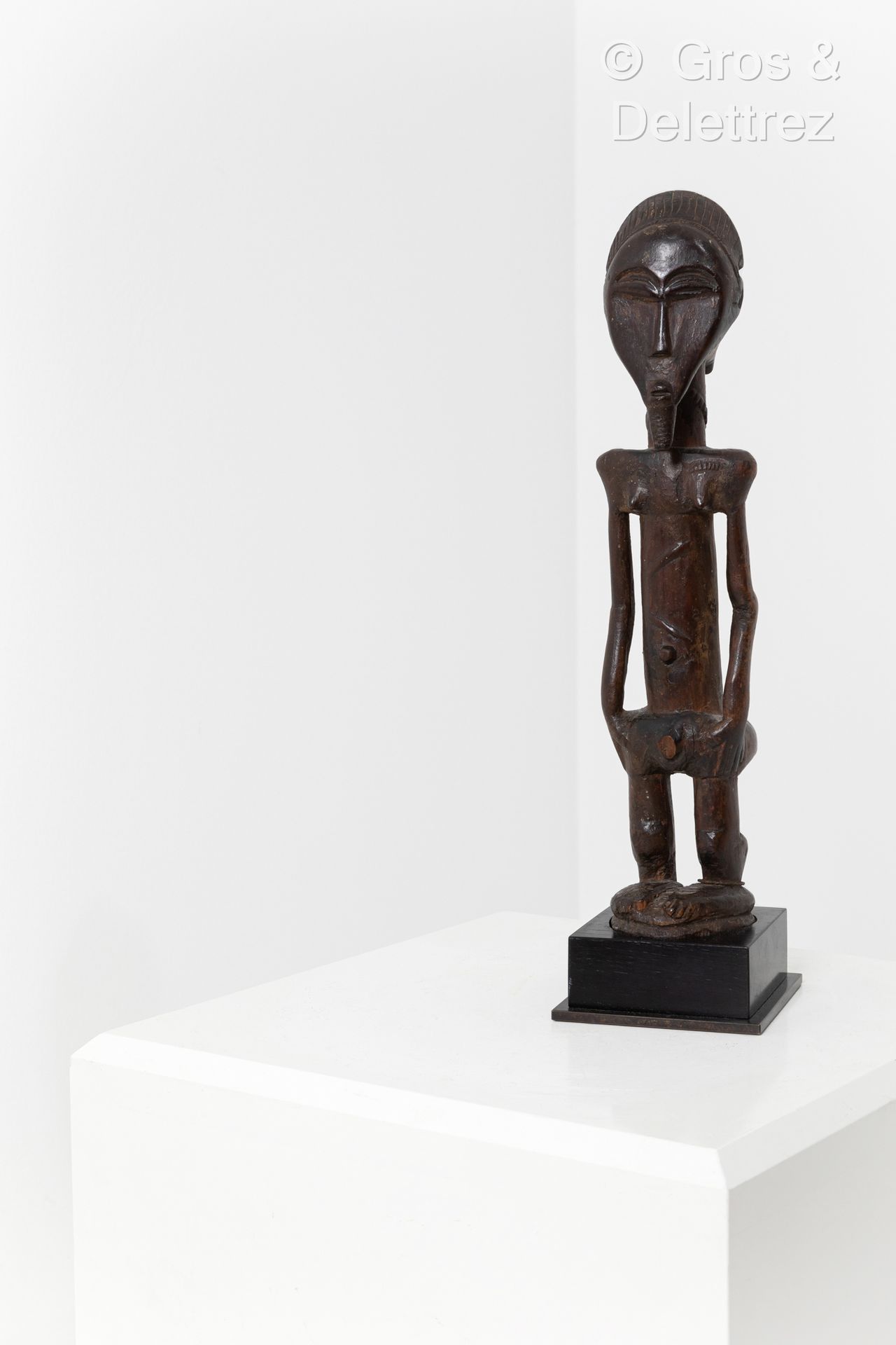 Null Statua maschile.
Popolo Baule, Costa d'Avorio.
Legno con patina leggermente&hellip;