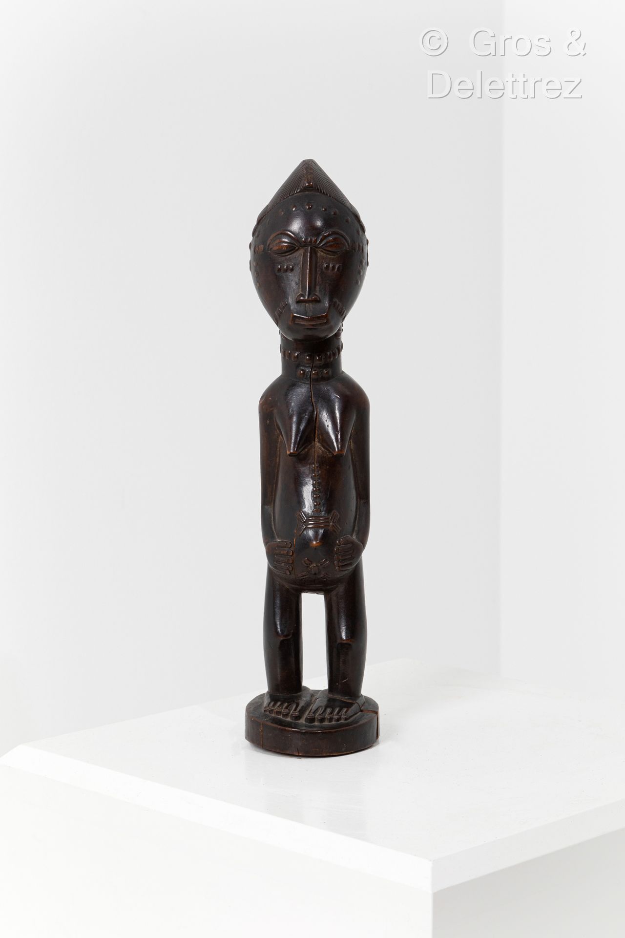 Null *女性雕像。
鲍勒人，象牙海岸。
20世纪初
 世纪。
染色的木头。
高度：35厘米

出处：
私人收藏，法国