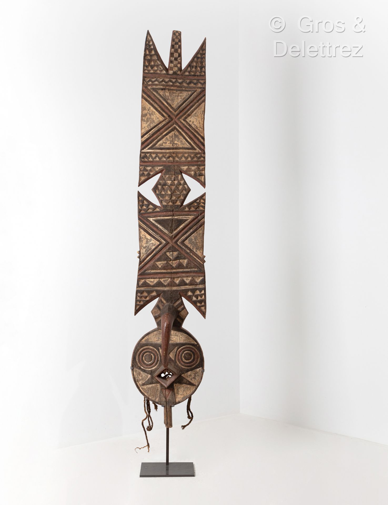 Null 木板面具。
布基纳法索布瓦人。
木材，颜料和植物纤维。
高度：220厘米

出处：本-马特罗斯收藏，纽约，在1960/1970年间就地收集
