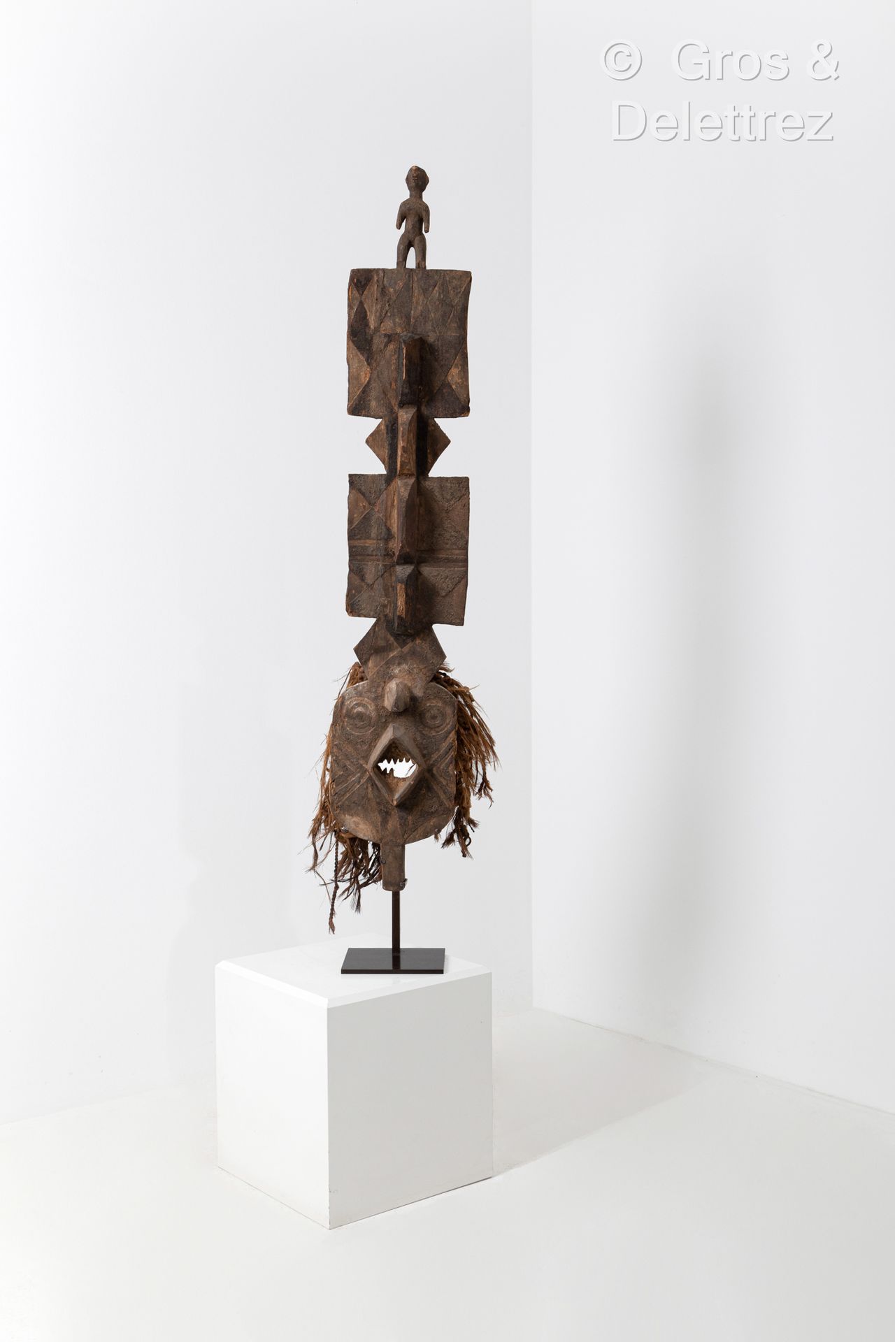 Null *板状面具。
博博人，布基纳法索。
19世纪
 19世纪。
木头上有结痂的铜锈，纤维。
高度：125厘米

出处：
阿兰-雅克特收藏，巴黎-纽约