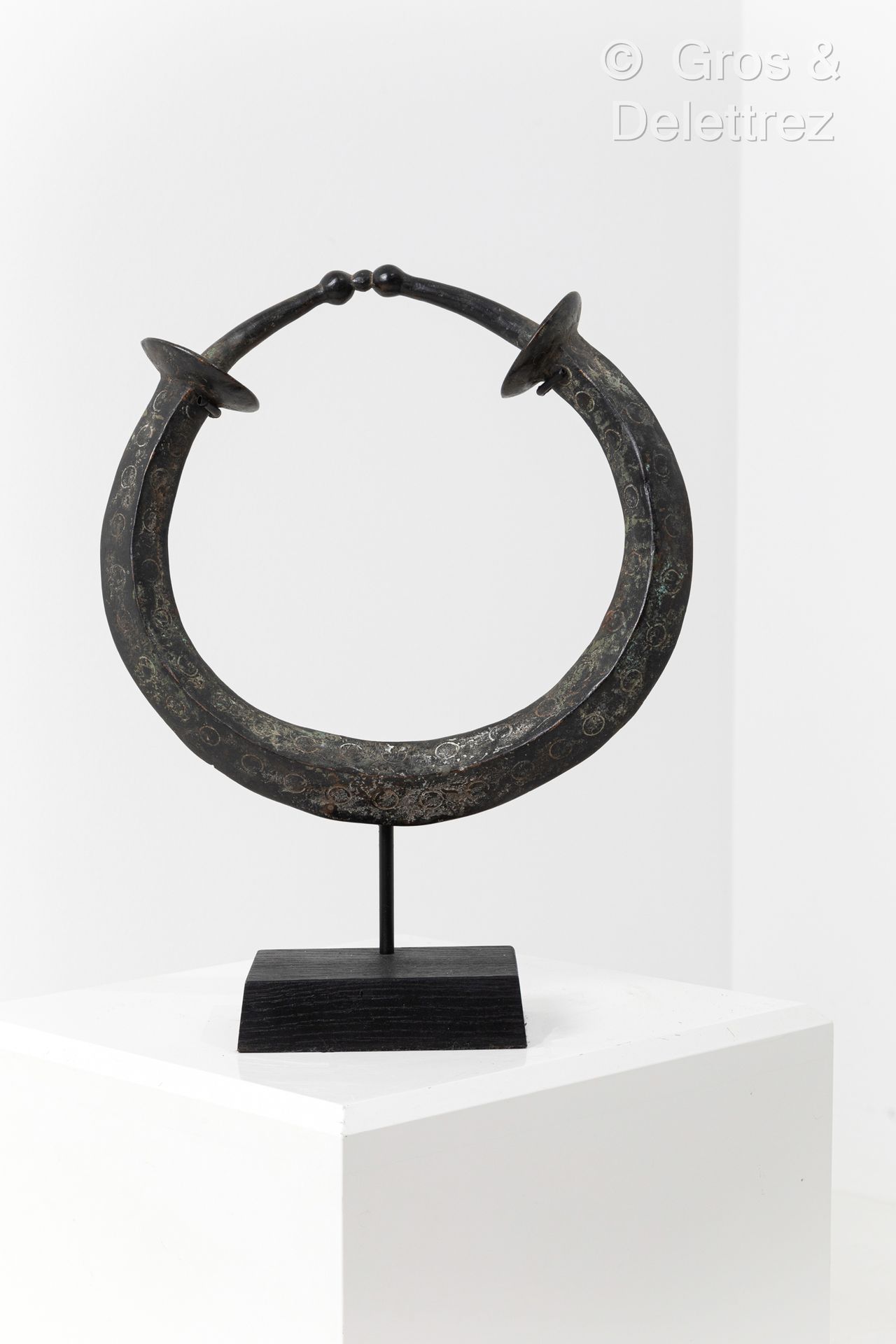 Null *Torque.
Yoruba人，尼日利亚。
19世纪或更早。
青铜器。
直径：32厘米