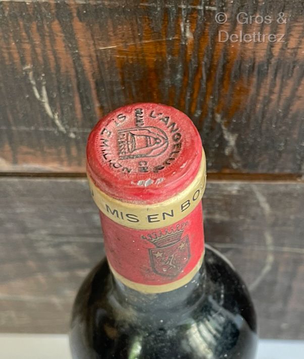 Null 1瓶 Château ANGELUS - Saint Emilion Grand Cru 1984 标签略有污渍。级别在颈部底部。