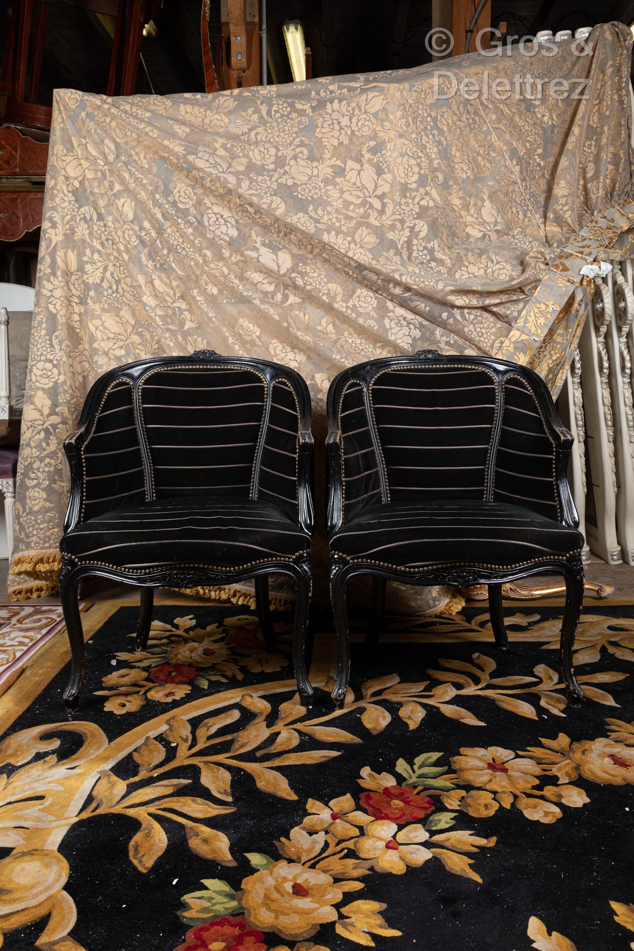 Null 一对贡多拉椅背的贝格尔，采用模制雕刻的木头，上面有黑漆的花。它们站在弯曲的腿上。 
路易十五风格，黑色条纹织物
86 x 62厘米。磨损