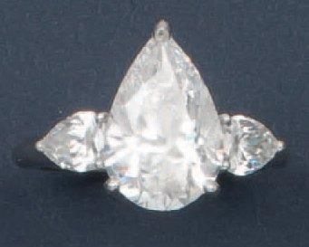 VAN CLEEF & ARPELS Bague en platine ornée d'un diamant taillé en poire épaulé de&hellip;