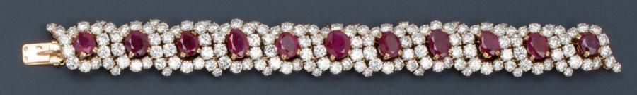 Null Bracelet articulé en or jaune serti de onze rubis bordés de diamants taillé&hellip;
