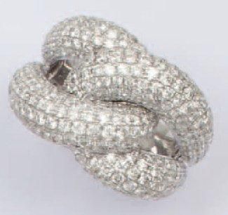 Null Bague «Noeud» en or gris pavée de diamants taillés en brillant. Poids des d&hellip;