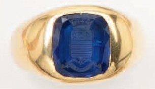 Null Bague chevalière en or jaune ornée d'un saphir bleu taillé en coussin et gr&hellip;