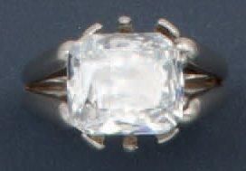 Null Bague solitaire en platine ornée d'un diamant taillé en coussin. Poids du d&hellip;