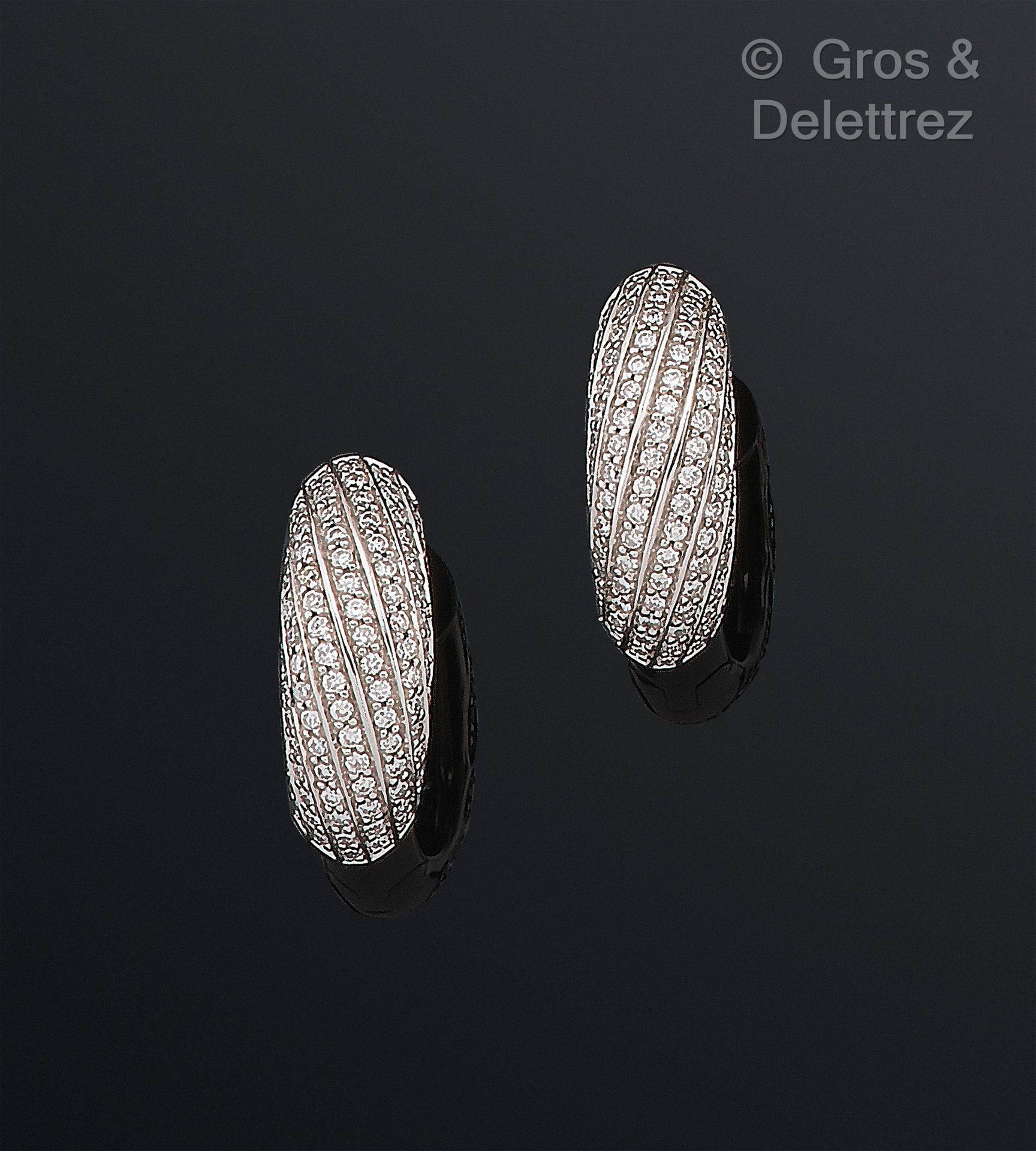 Null Pair of earrings in 750mm white gold adorned with rotating lines of diamond&hellip;