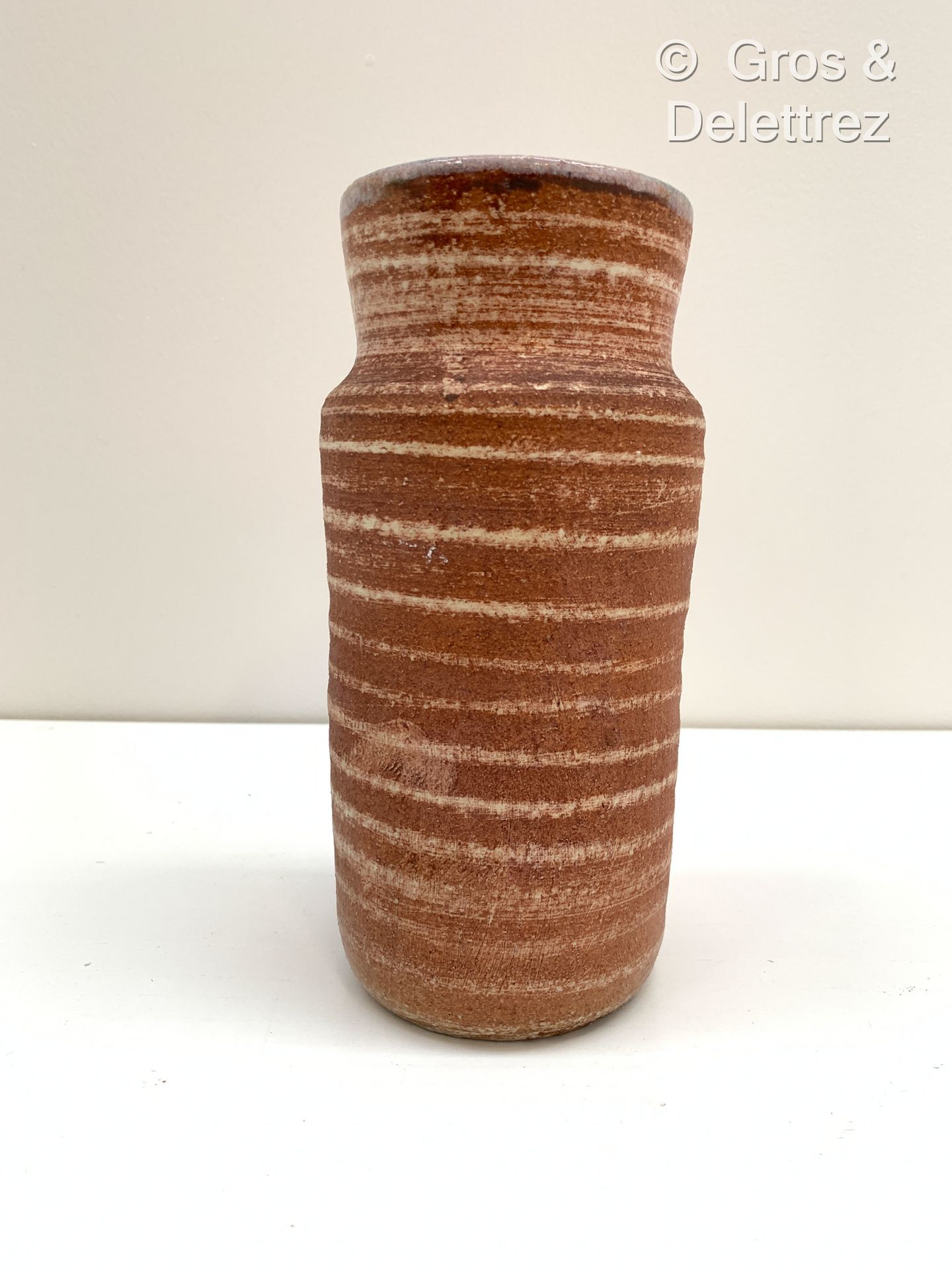 Null ACCOLAY
Vase de forme rouleau à col légèrement évasé en grès
Signé sous la &hellip;