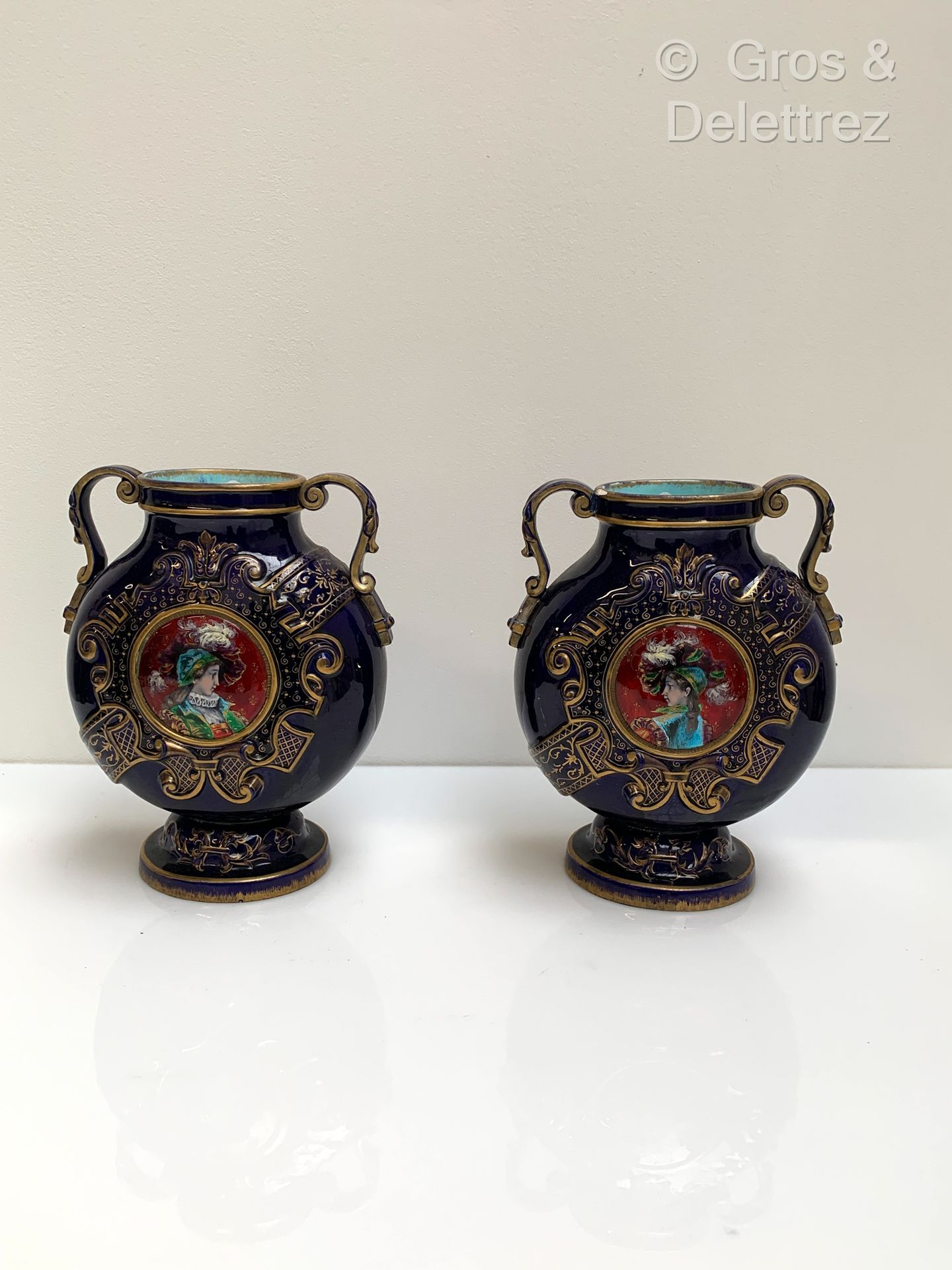 Null Emile GALLE (1846-1904)
Paire de vases en faïence émaillée bleue ornés de m&hellip;