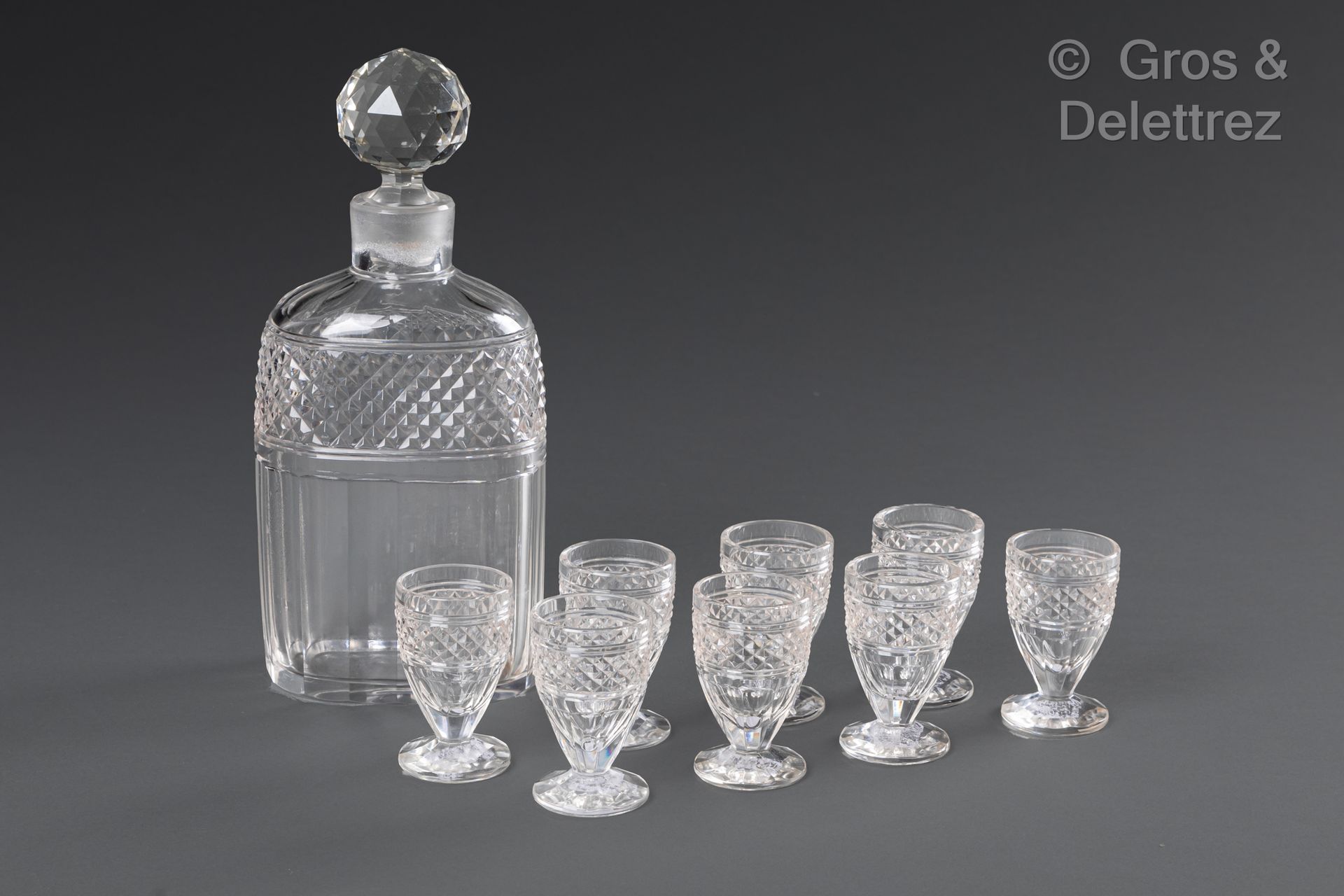 Null Ensemble comprenant une carafe en cristal taillé et huit petits verres à li&hellip;