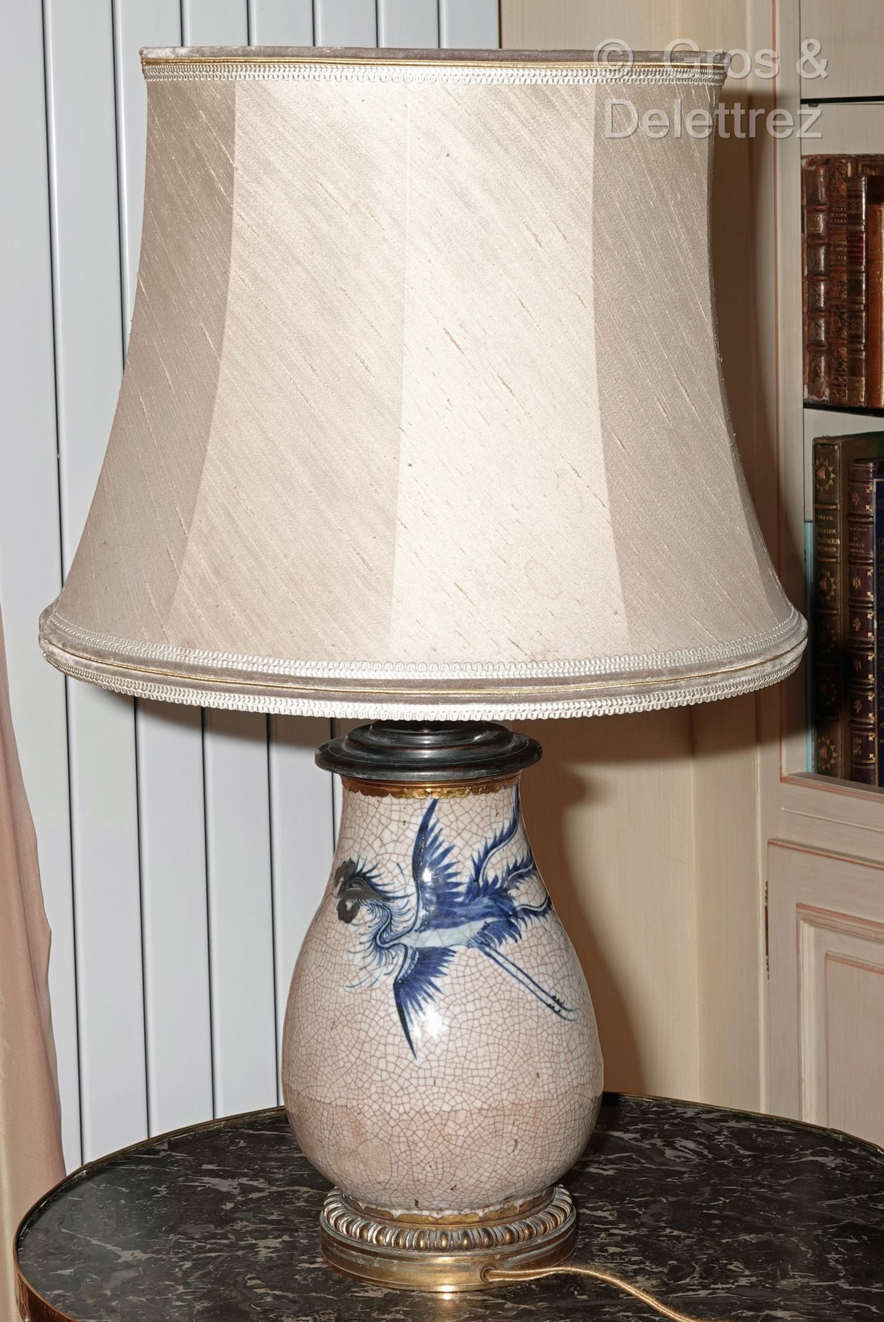 Null LAMPE en porcelaine craquelée à décor de dragons en camaïeu bleu sur fond g&hellip;