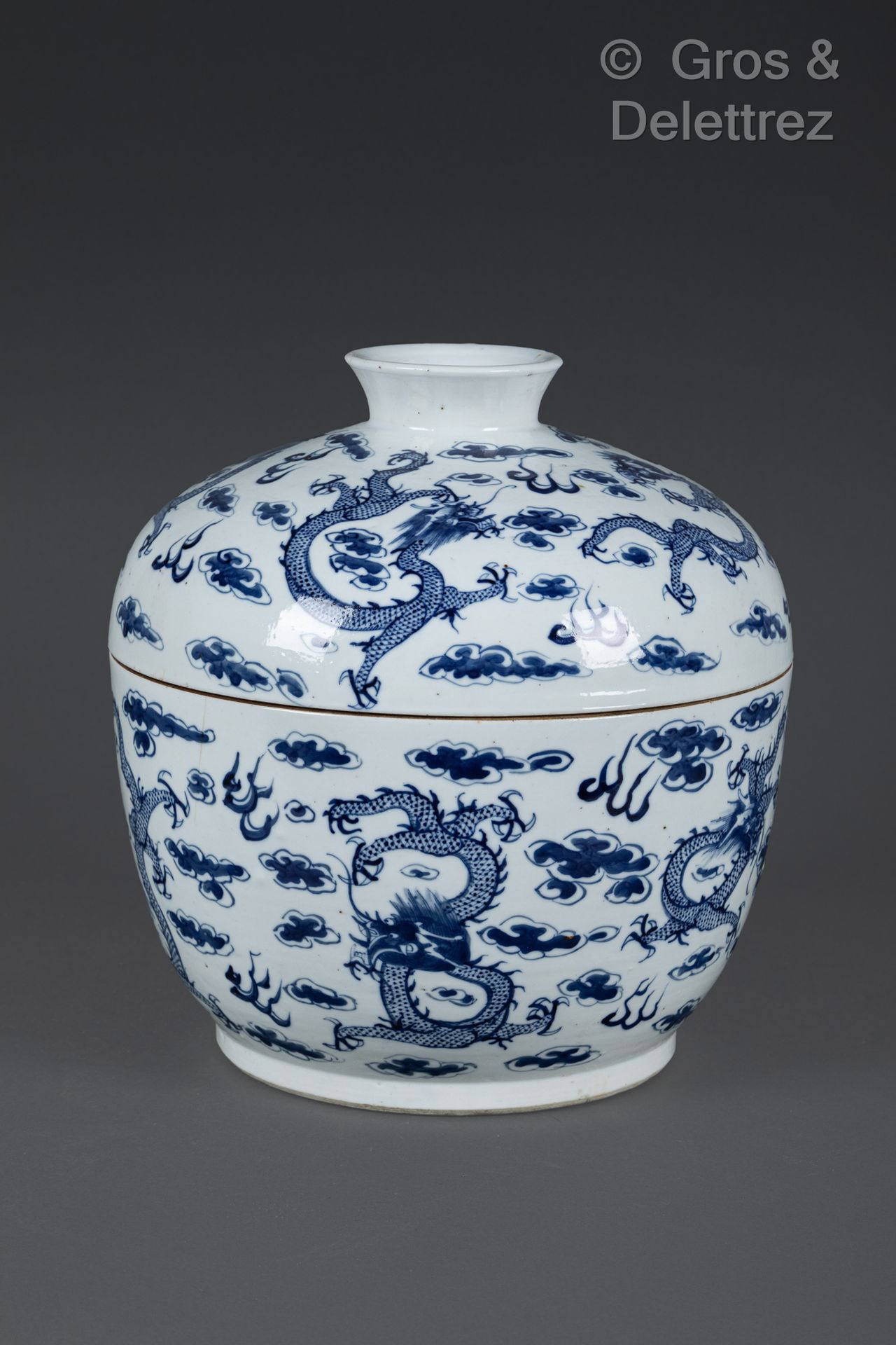 Null Vietnam, XIXe siècle
Pot couvert en porcelaine blanche, à décor en bleu sou&hellip;