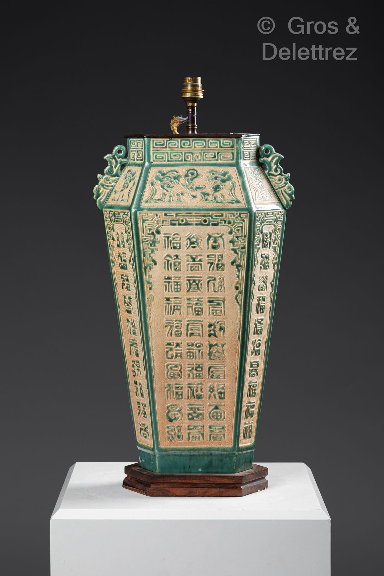 Null Vietnam, Bien Hoa, XXe siècle
Vase hexagonal fuselé en grès émaillé vert su&hellip;