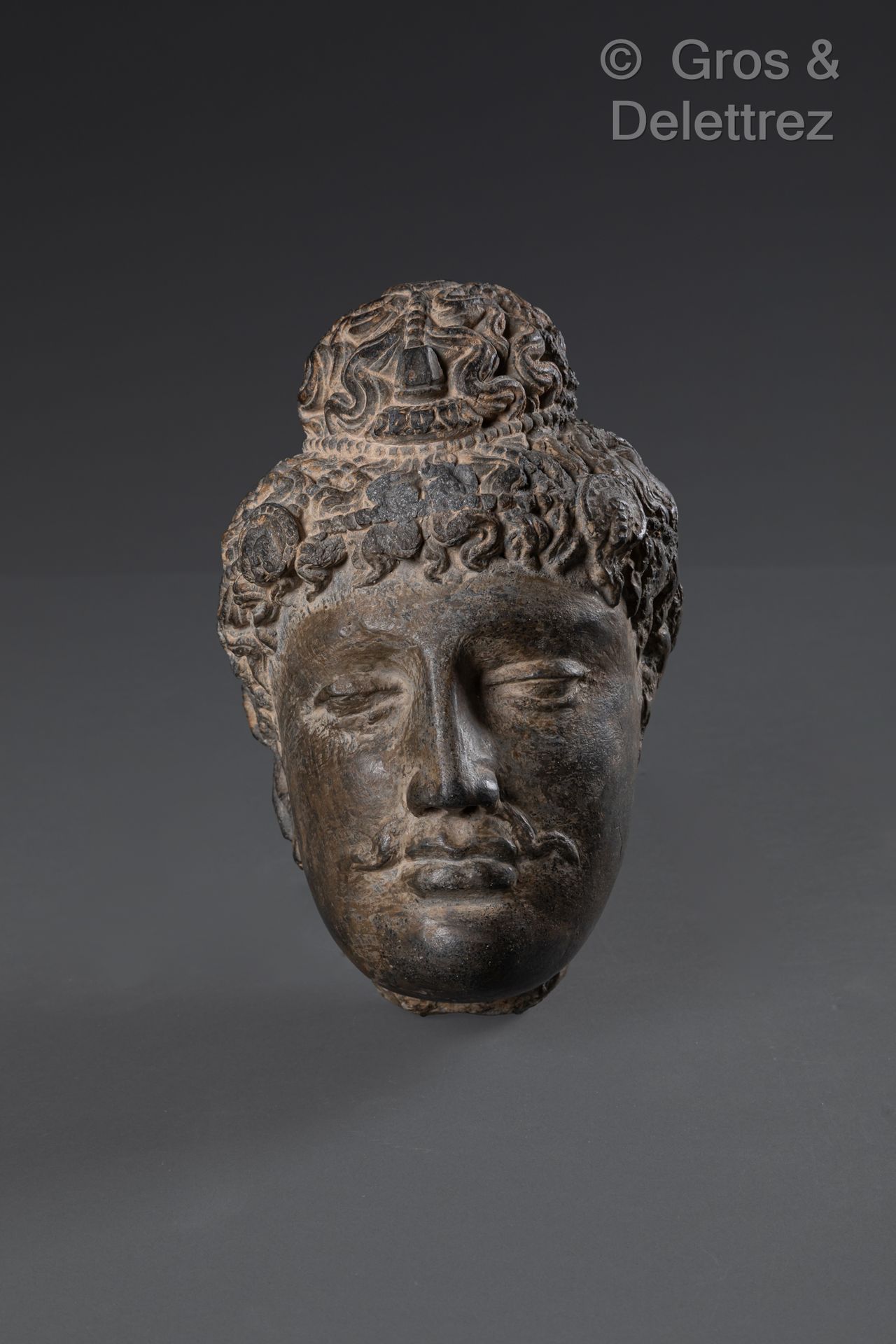 Null Stile Gandhara, XX secolo 
Testa di Maitreya in scisto grigio-bluastro. 
H.&hellip;