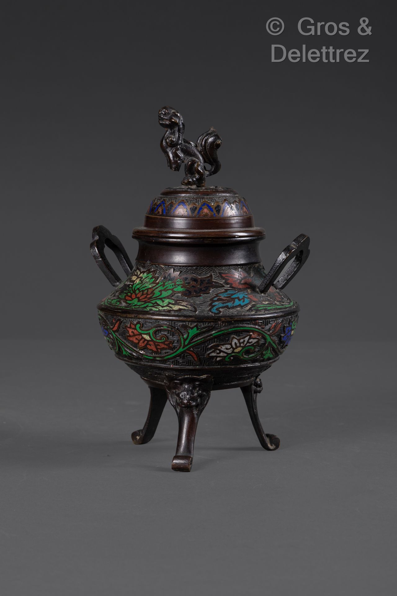 Null Japon, fin du XIXe siècle
Petit brûle parfum tripode en bronze cloisonné, p&hellip;