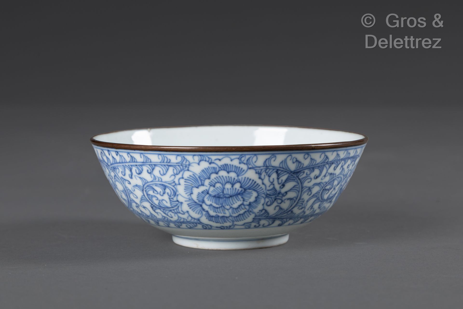 Null Vietnam, début XXe siècle 
Coupe en porcelaine bleu blanc, à décor de lotus&hellip;