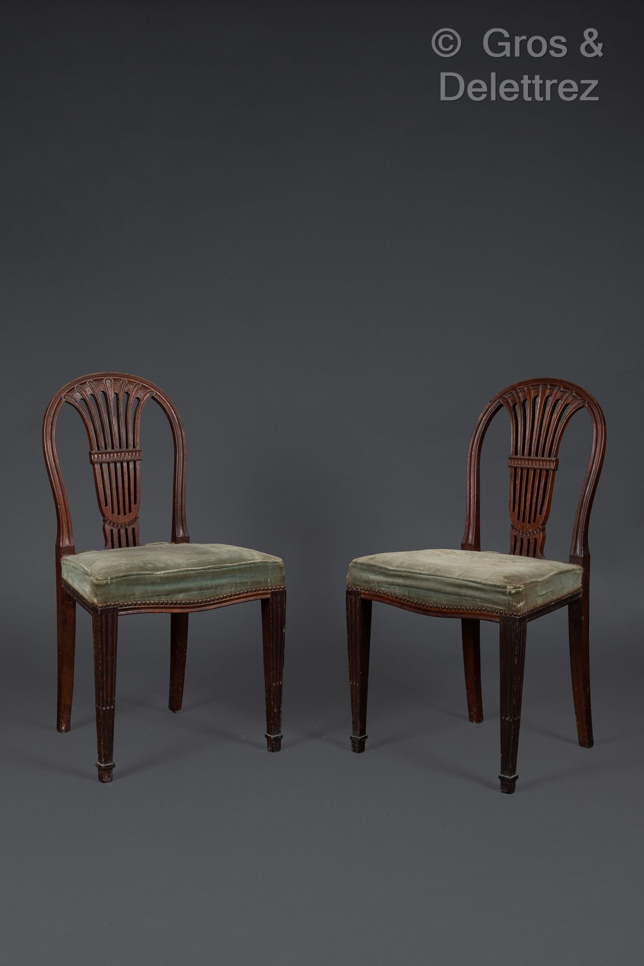 Null 一对桃花心木和桃花心木贴面椅子，椅背镂空饰有花饰和珍珠，靠在四条四角形凹槽腿上，前端有花边。
19 世纪英国作品
90 x 48 x 43 厘米