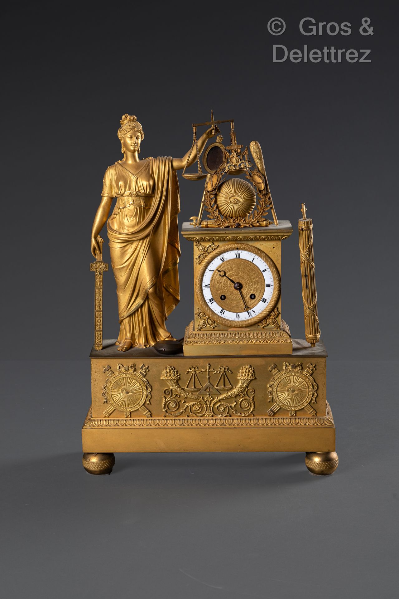 Null Pendule en bronze ciselé et doré symbolisant la Justice, le mouvement inscr&hellip;