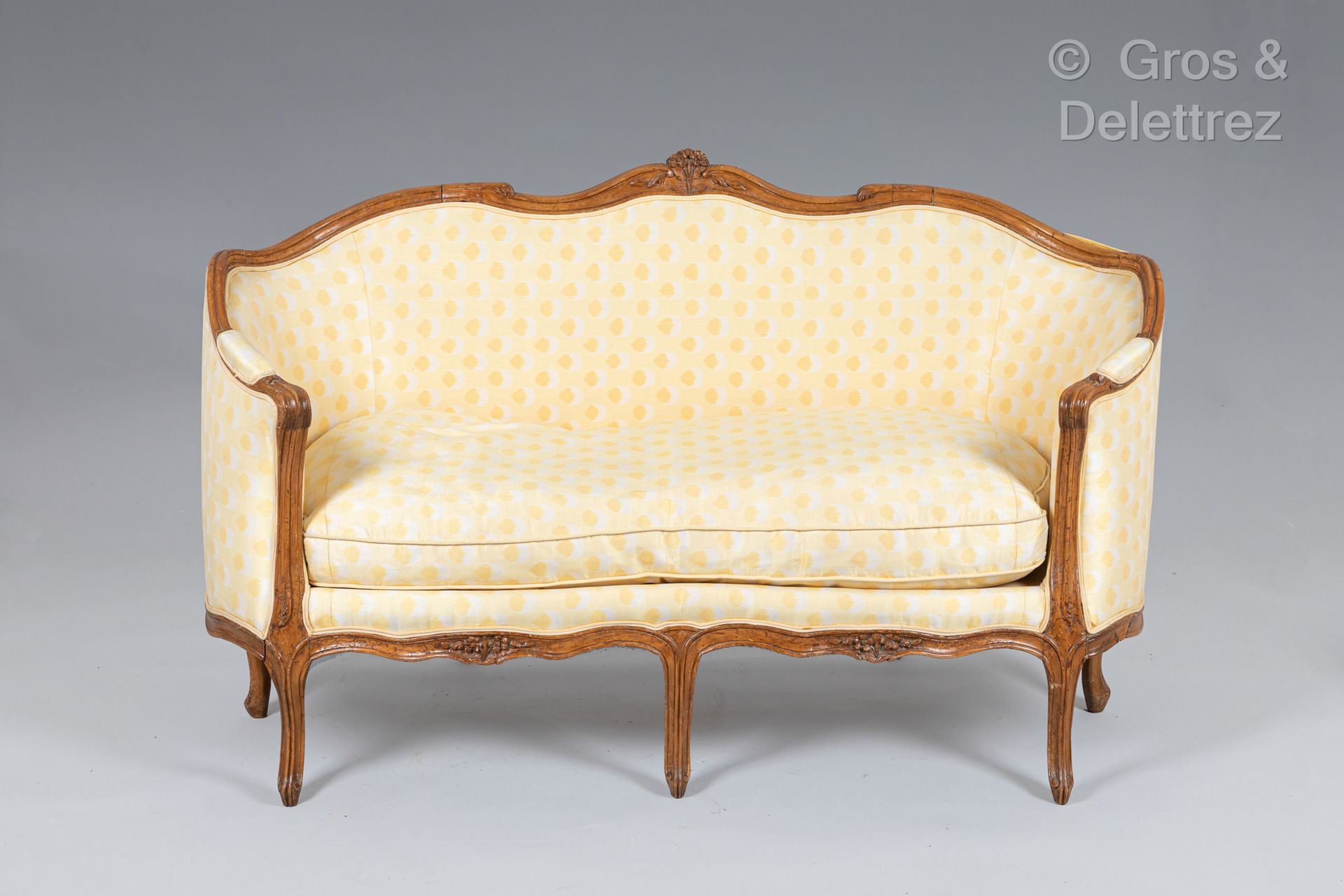 Null 模制雕刻的山毛榉篮形沙发，靠在七条弧形椅腿上。
路易十五时期
92 x 153 x 66 厘米。