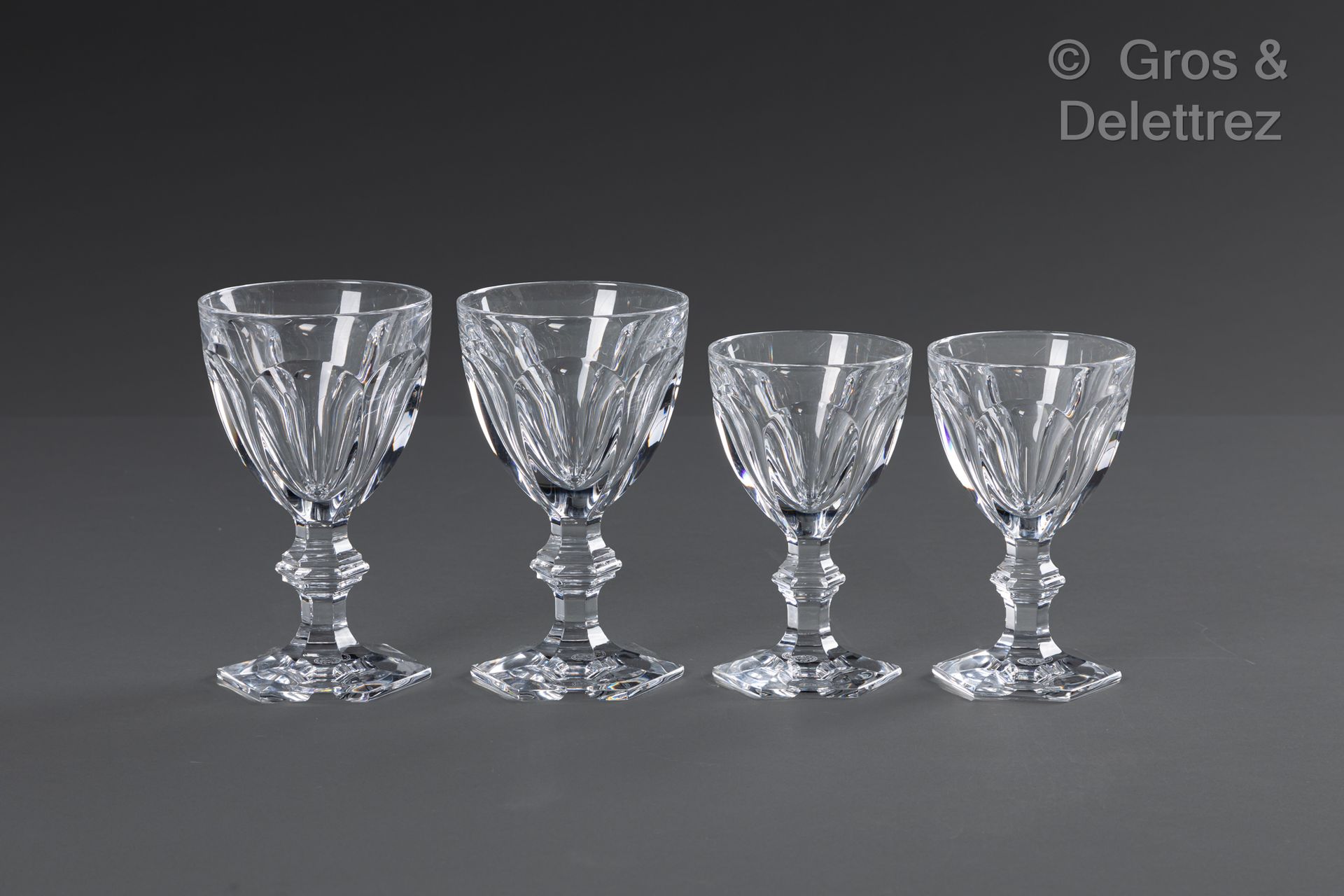 Null BACCARAT
Service en cristal modèle "Harcourt" comprenant dix verres à eau e&hellip;