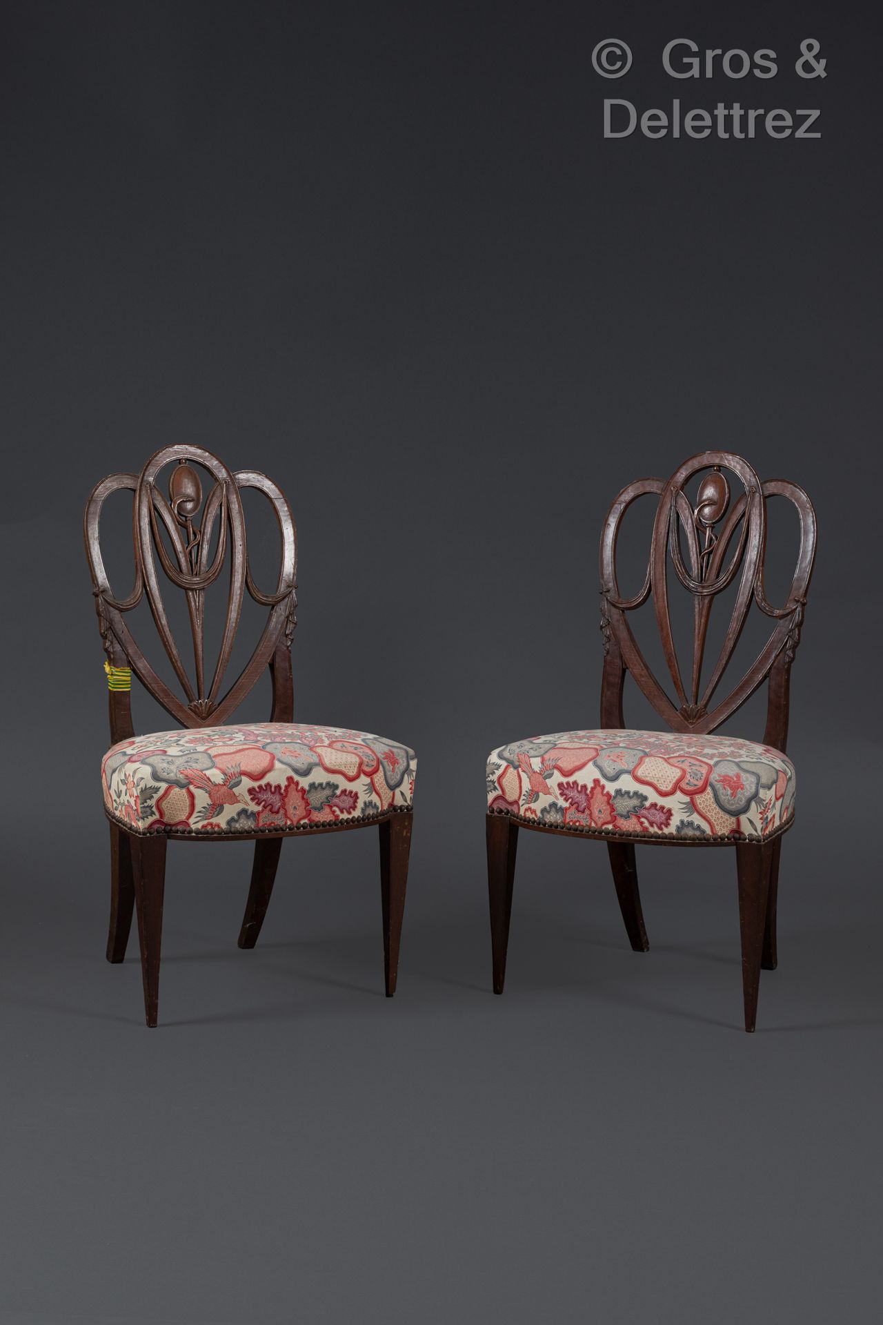 Null 一对桃花心木和桃花心木贴面椅子，椅背镂空有帷幔和仙人掌图案。 
十九世纪英国作品 
90 x 50 x 37 厘米。