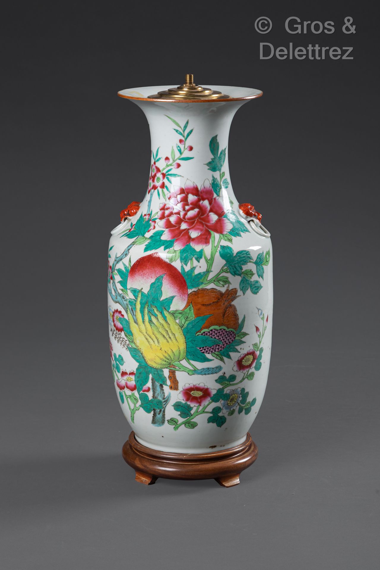 Null Chine, vase balustre en porcelaine à décor émaillé polychrome de main de bo&hellip;