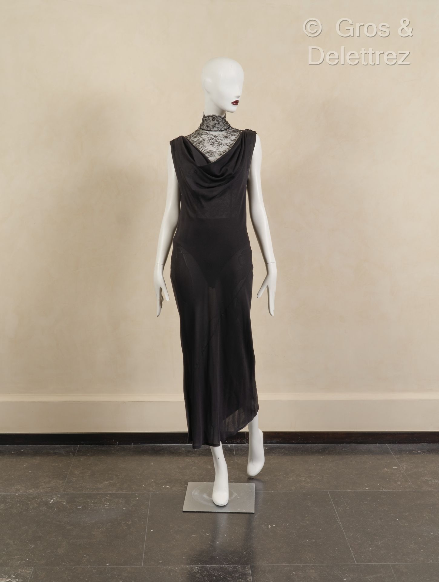 Null Emanuel UNGARO 1998 年高级定制 - 黑色丝质绉纱无袖长裙，外搭黑色水钻蕾丝连体衣。