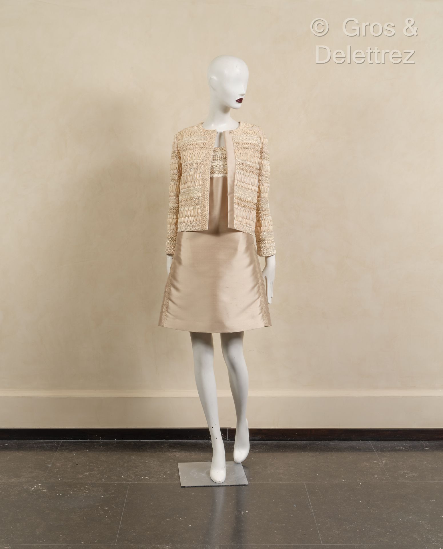 Null *CHLOE X Hannah Mac Gibbon - 2011 春夏系列 - 米色真丝绸缎配草编刺绣和亮片，包括一件夹克和一条无袖梯形连衣裙。T.&hellip;