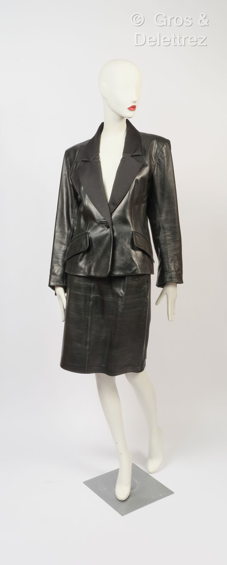 Null Yves SAINT LAURENT rive gauche - 黑色小羊皮和彩色缎面燕尾服套装，由夹克和裙子组成。T.40.
