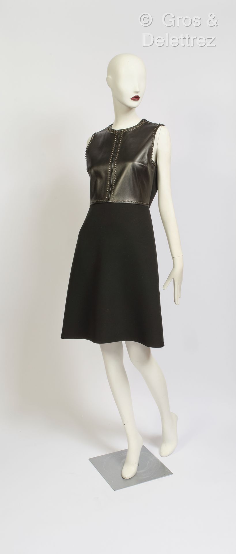 Null GUCCI X Frida Giannini - 2015 早秋系列 - 黑色厚绉和小羊皮连衣裙，水晶镶饰。黑色标签，白色图案。意大利码 44。