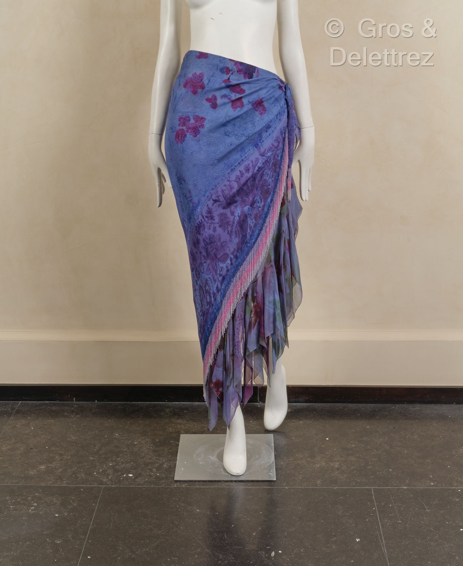 Null Emanuel UNGARO 2000 高级定制 - 蓝紫色印花真丝雪纺绉纱裙，珍珠流苏。白色标签，黑色图案。