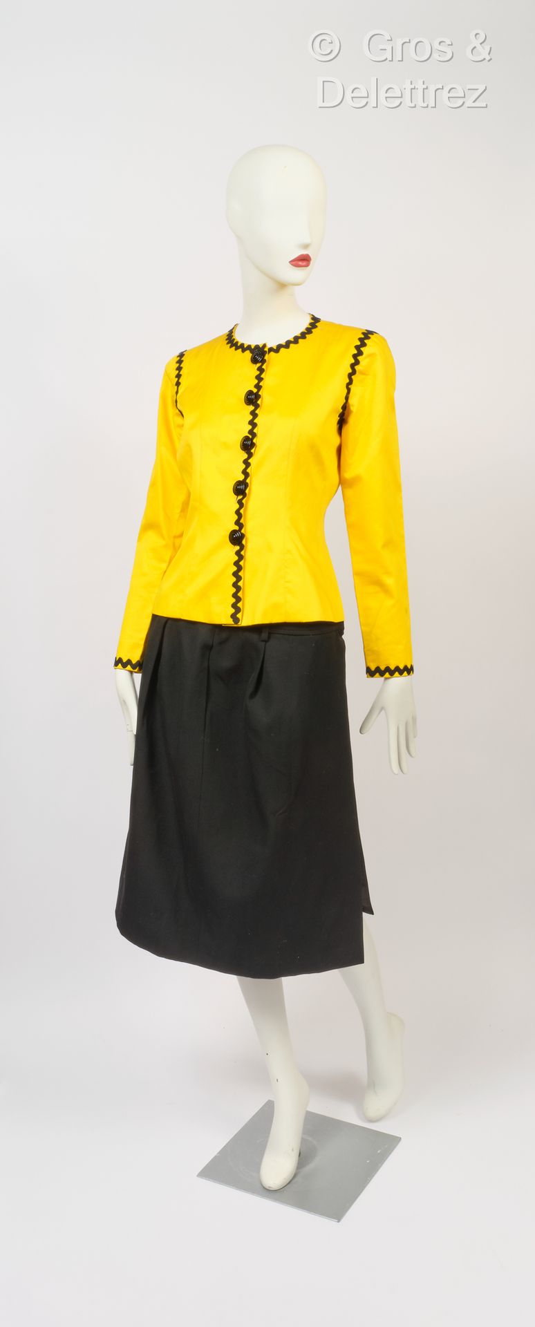 Null SAINT LAURENT RAVE GAUCHE 高级定制时装 - 装束包括镶有黑色羊角边的黄色缎面夹克和黑色粉粒裹身裙（夹克上有轻微痕迹，有bol&hellip;